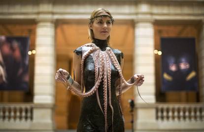 Bizarna moda: Satkali suknje od morske trave i hobotnice
