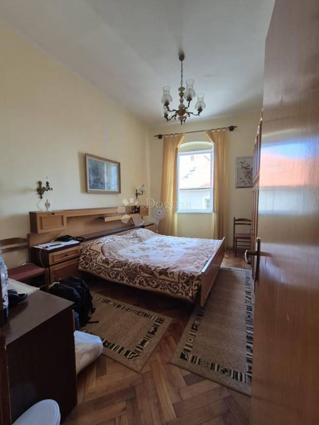 FOTO 'Namještaj iz doba Juge i bakina deka': Ovaj stan u Splitu prodaju za skoro 2 milijuna eura