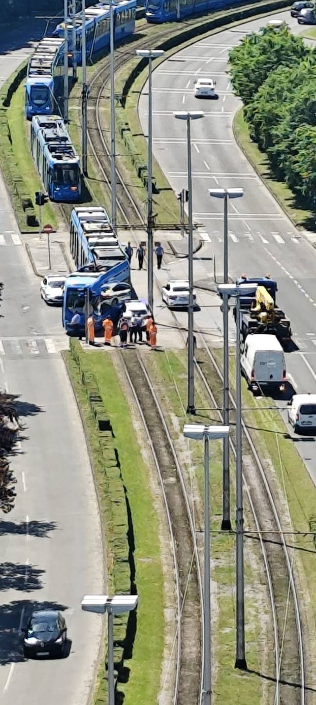 Pogledajte kaos na Jarunu gdje je tramvaj iskočio iz tračnica. Zabio se u policijski automobil