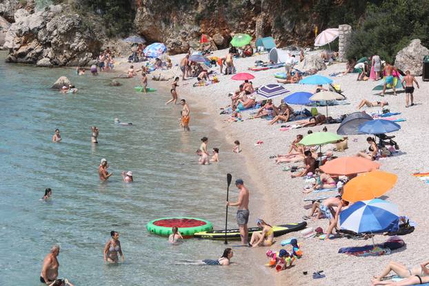 Rijeka: Ljudi uživaju na plaži Nova Voda u Kostreni