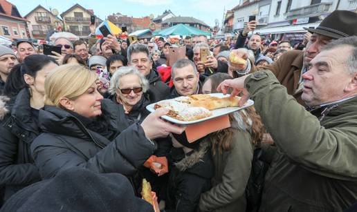 Kolinda polagala vijence, palila svijeće i slavila Novu godinu