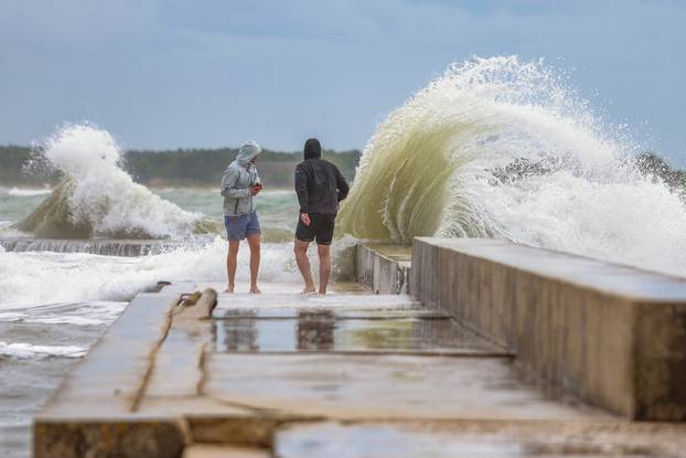 Umag: Jako jugo i kiša nekima su izvor zabave i dobre fotografije