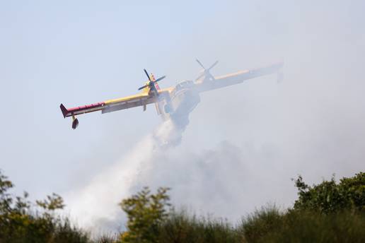 Gori u Dalmaciji: Kanaderi gase požar u Zadarskoj, helikopter u Splitsko-dalmatinskoj županiji