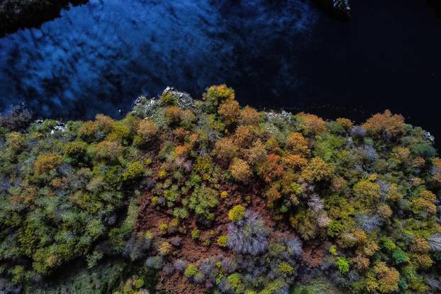 Pogled iz zraka na predivnu rijeku Liku u jesen koja osvaja na prvi pogled