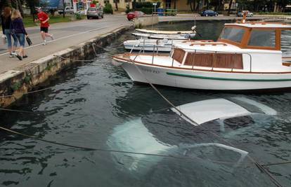 Vozač automobil 'parkirao' u more, a zatim je otišao