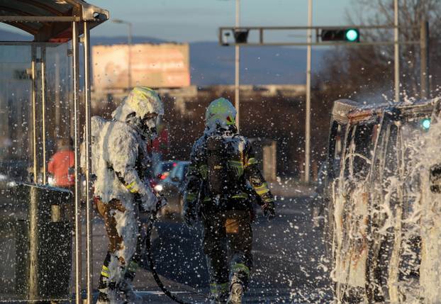 Zagreb: Požar kombi vozila na  Aveniji Većeslava Holjevca