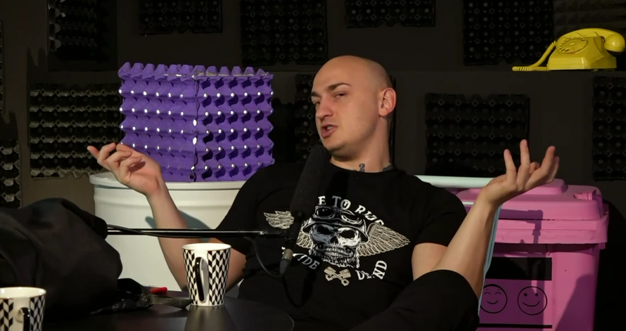 Za srpskim pjevačem lude svi, a stavovi su mu iz kamenog doba: 'Prvo suđe! Ženi treba kontrola'