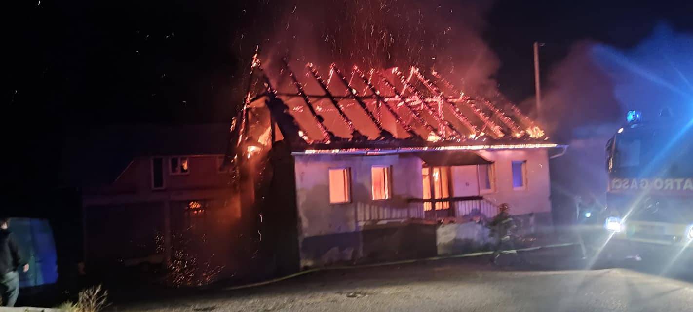 FOTO Požar progutao krov kuće kraj Vrbovskog: 'Morali smo dići još vatrogasaca za pomoć...'