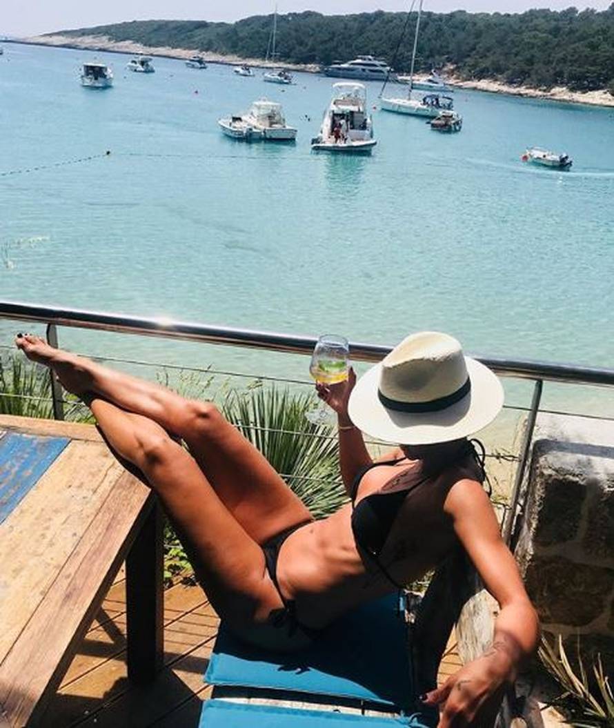 Ljetne radosti: Pokazale su obline  u bikiniju, ali i bez njega