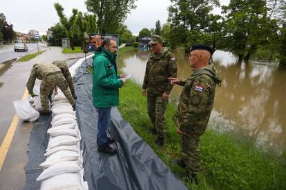 Karlovac: Uz rijeku Koranu vojska postavlja zečje nasipe