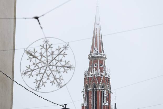 Snježni pokrivač je zabijelio je Osijek