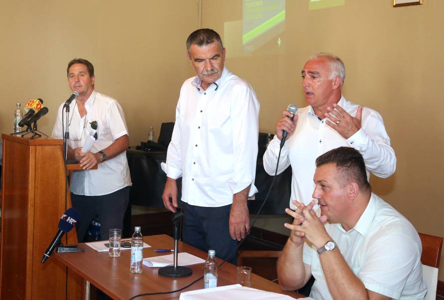 Petrina iznapadao sve redom, Pauk: 'Nemoj da te plesnem!'