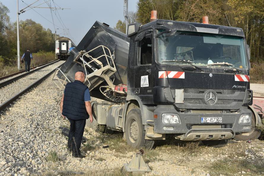 Putnički vlak udario u kamion: Dijete je palo, a majka vrištala