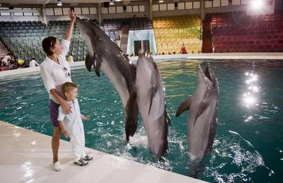 Trenirani delfini u hotelu Atlantis oduševili prvašiće