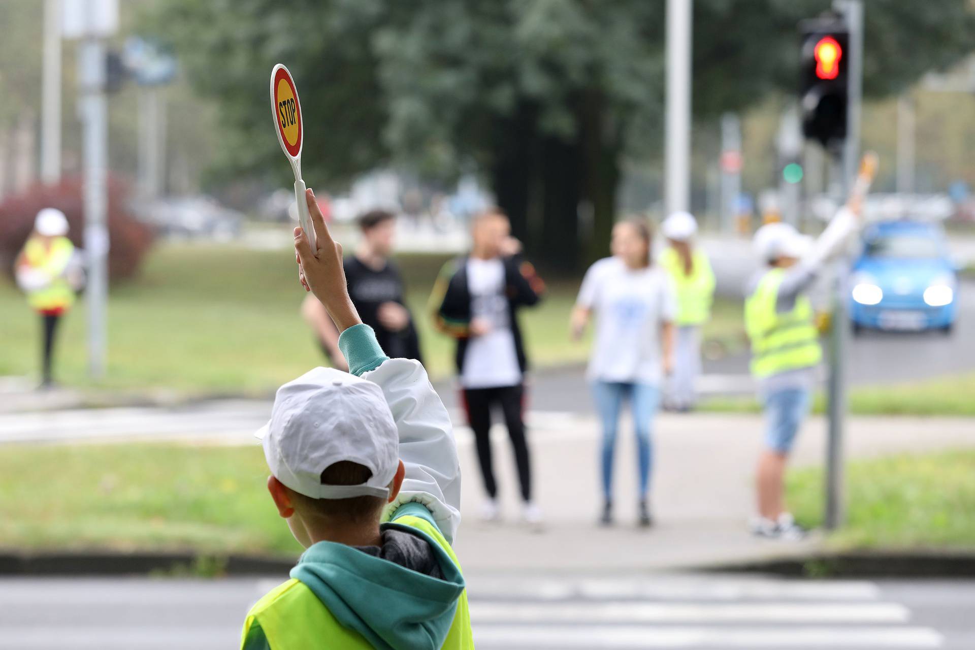 Zagreb: Pripadnici Školske prometne patrole pomažu učenicima da siguno dođu do škole