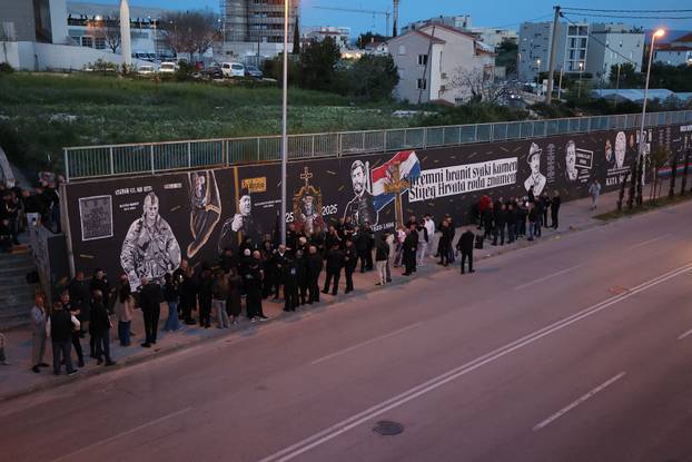 Split: Torcida i HOS zapalili bengalke povodom 35. obljetnice HOS-a