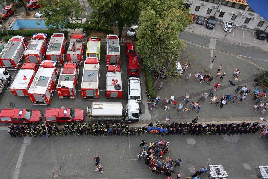 Zagrebački vatrogasci se uz zvukove sirena vratili u Savsku