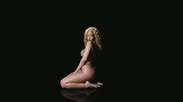 Ayy, mamacita! Rihanna mokra do kože najavila nestašno ljeto