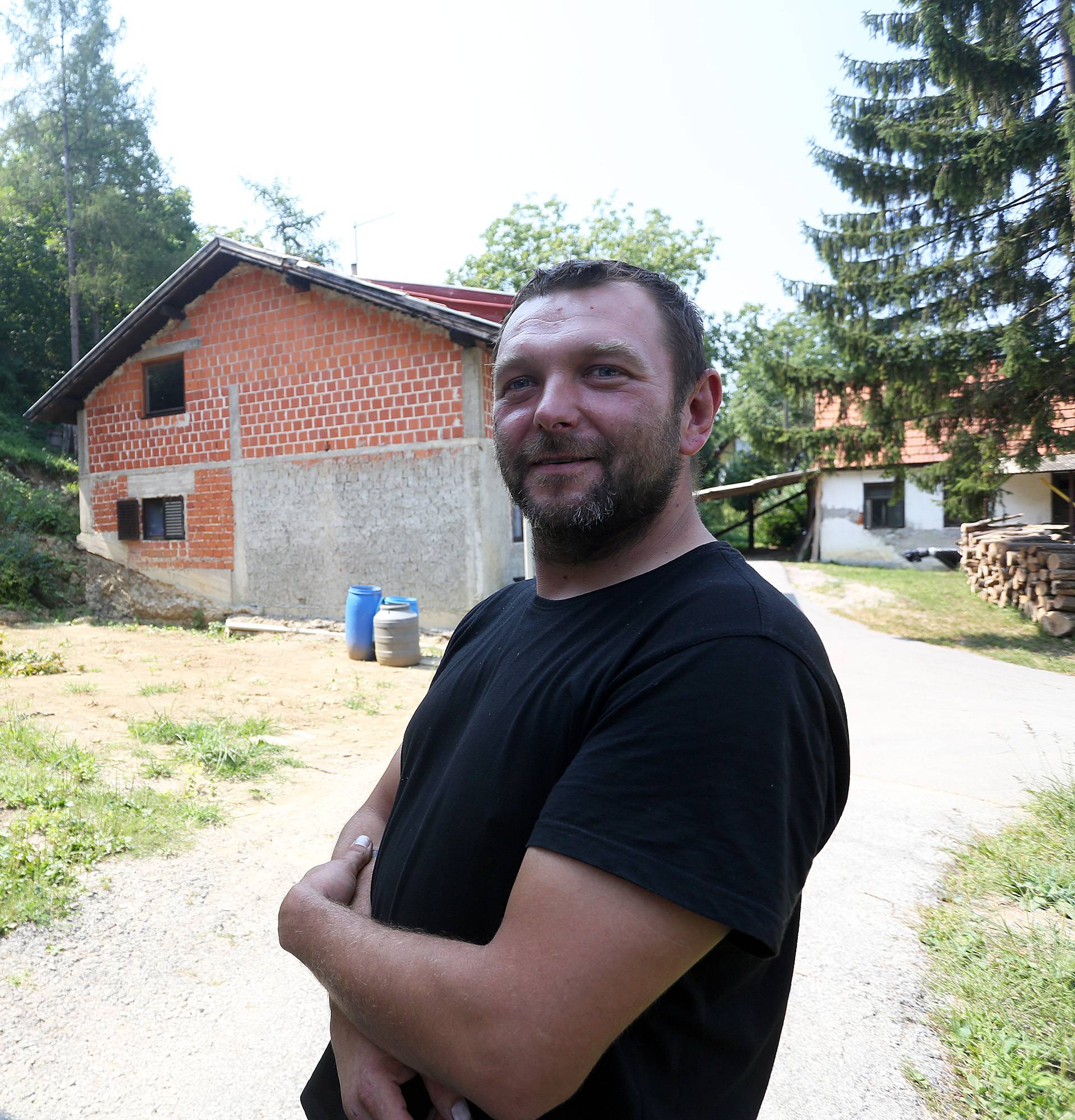 'Jesam ti rekel': Prijatelj rušio stablo i srušio mu ga na kuću!