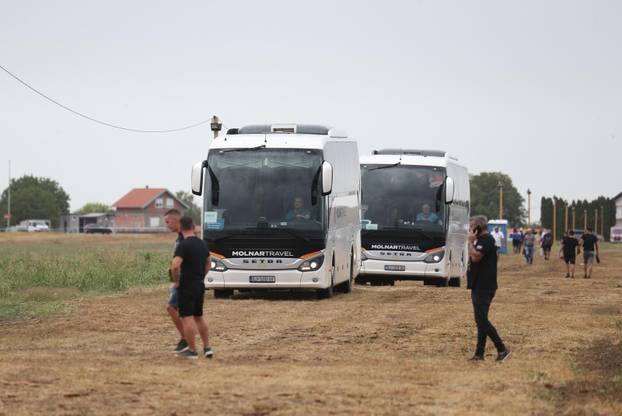 Vukovar: Mnogobrojni obožavatelji Thomsona su krenuli pristizat u posljepodnevnim satima 