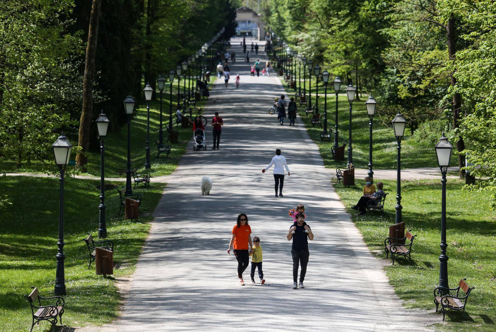 Građani iskoristili sunčanu i toplu subotu za boravak u parku Maksimir