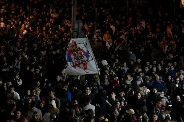 Beograd: Studenti u blokadi  objavili da su blokirali zgradu Radio-televizije Srbije (RTS) i najavili da će blokada trajati 22 sata