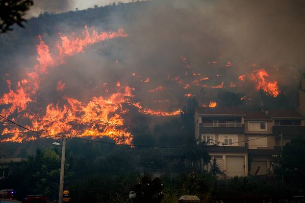 Žrnovnica: Vatra ušla u naselje