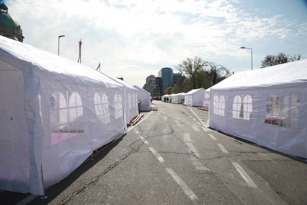 Beograd: Pripreme za trodnevni skup Pokreta za narod i drzavu ispred Narodne skupštine 