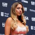 FOTO Sydney Sweeney kiptjele grudi u nježno rozoj haljini, a za traperice ne želi ni čuti
