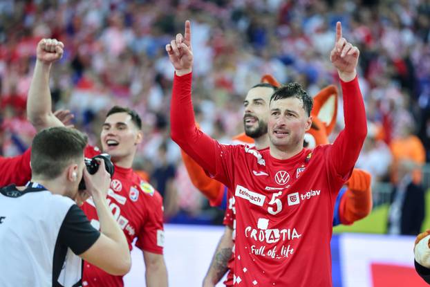 Zagreb: Slavlje rukometaša Hrvatske nakon pobjede nad Francuskom i prolaska u finale Svjetskog prvenstva