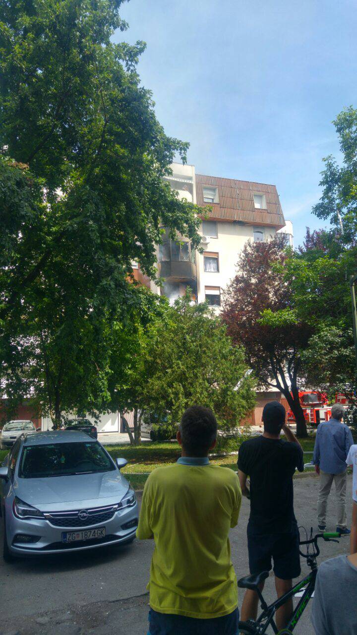 Eksplozija u stanu u Stenjevcu, vatrogasci spasili četvero ljudi