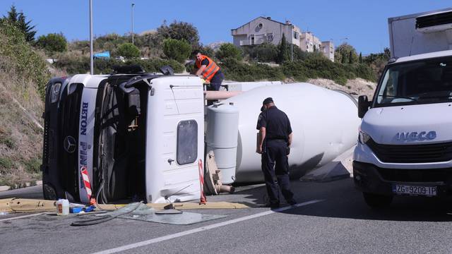 Split: Prevrnula se mješalica za beton kod priključka na brzu cestu Solin - Klis