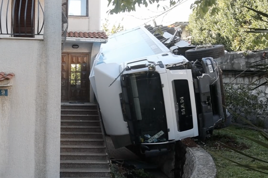 U Srdočima kamion sletio s ceste u dvorište kuće