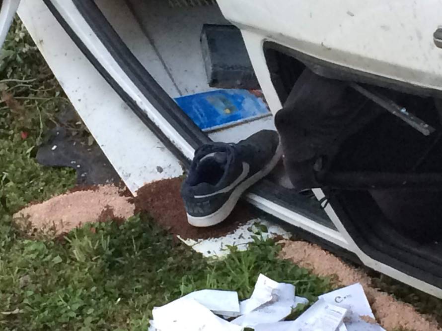 Probili betonsku ogradu, motor izletio iz auta: Trojica u bolnici