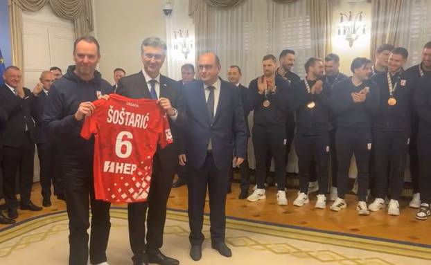 FOTO Plenković dobio dres s potpisima rukometaša: Uživajte danas. Uvijek razveselite narod