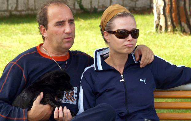 Mladen Grdovic sa suprugom Brankicom i psom u dvoristu zadarske
