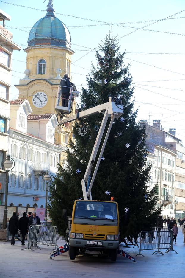 Rijeka: Stavljanje ukrasa na jelku na Korzu.