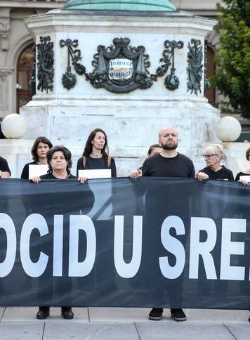 Beograd: Povodom 30. godišnjice genocida u Srebrenici, Žene u crnom organizirale su stajanje u crnini i šutnju na Trgu Republike