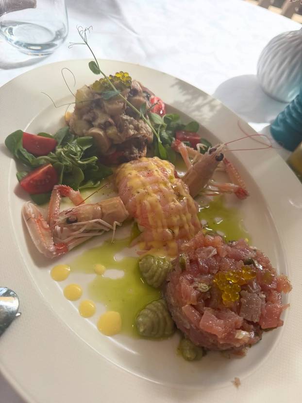 Drže se za ruke, maze se, plove. Pogledajte prizore zbog kojih svi pričaju o Maji Šuput i Šimi