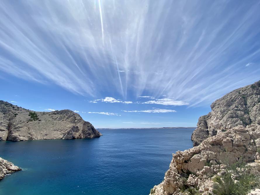 Šetali pokraj uvale Zavratnica pa ugledali neobičnu pojavu...