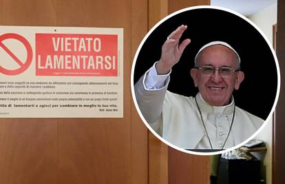 Papa Franjo na svoja ulazna vrata stavio znak 'Ne kukajte'