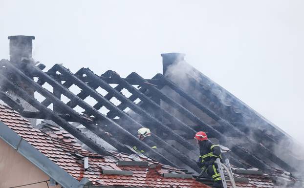 Gore barake uz prugu u Osijeku