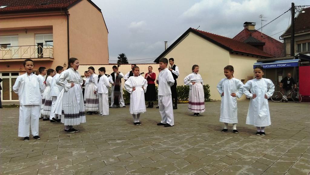 Postavili su zeca visokog tri metra i okružili ga pisanicama