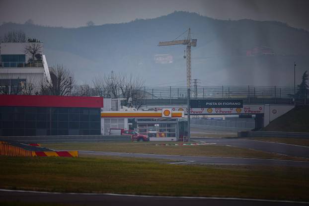 Prvi krug novog voza?a Ferrarija Lewisa Hamiltona tijekom dana testne vožnje u Fioranu