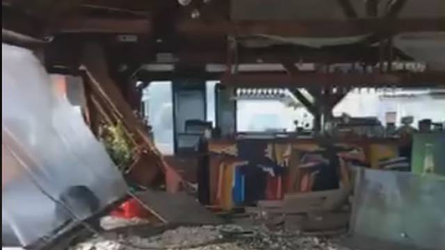 Pogledajte video: Nevrijeme na plaži u Crikvenici uništilo kafić