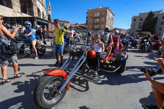 Defile motorista kroz PUlu