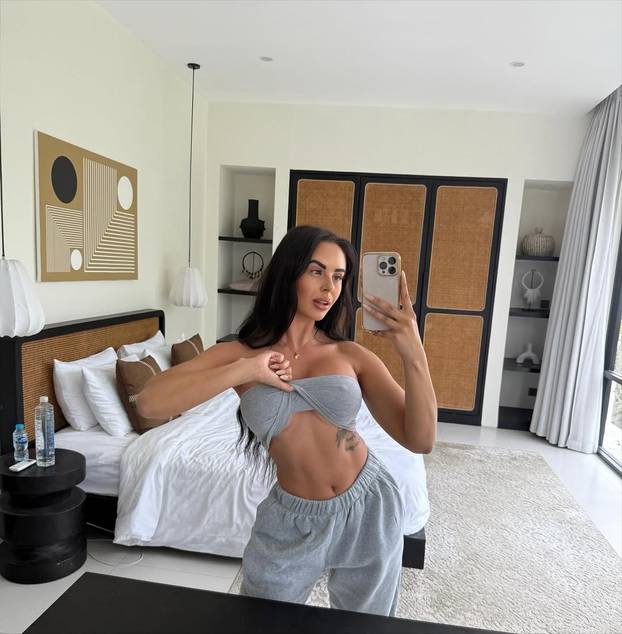 FOTO Čuvala je zatvorenike, sad traži dečka: Želim mišićavog, odanog, mora biti obdaren...