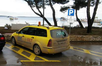 Vozač HAK-a parkirao auto na mjestu za invalide