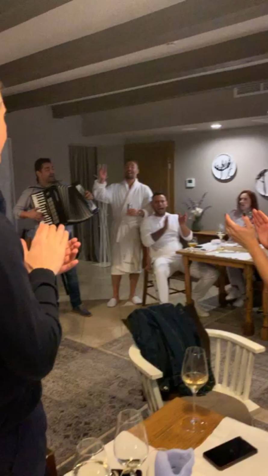 Nenad je u ogrtaču i papučama 'zgrabio' punicu pa su zaplesali