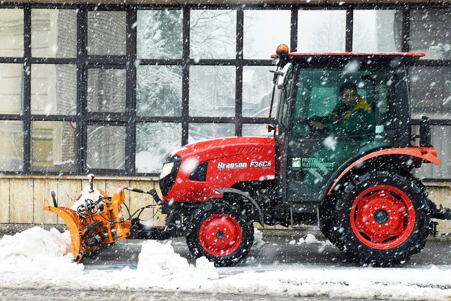 Sisak: Snijeg koji pada cijelo prijepodne zabijelio grad